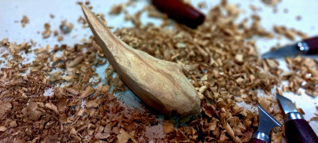 Apenas una talla en construcción; un ser en potencia que sin embargo ya es aunque ni mis manos saben lo que llegará a ser. 